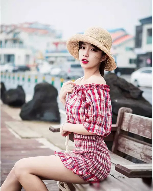 夏季怎麽能少了(le／liǎo)一(yī / yì ／yí)頂凹造型的(de)草帽時(shí)髦的(de)防曬利器